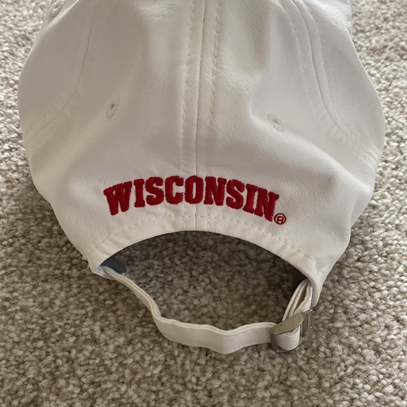 Under Armour Wisconsin Badgers Hat - Picture 2 of 3